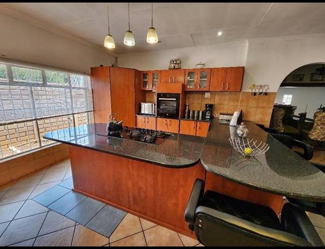 4 BEDROOM HOUSE FOR SALE IN FLORENTIA